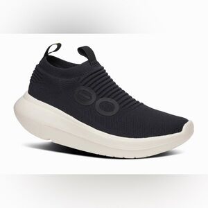 NEW OOFOS Oomy Zen Sneaker in Chalk & Black For Men's Size 9